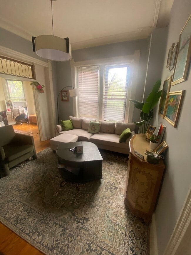 Building Photo - 955 W Dickens Ave