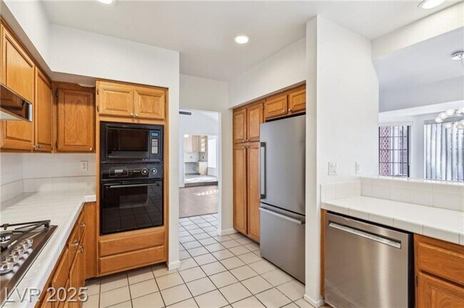 Building Photo - SPACIOUS 3BEDROOM SINGLE STORY TOWNHOME IN...