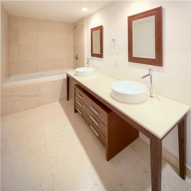 Building Photo - 475 Brickell Ave