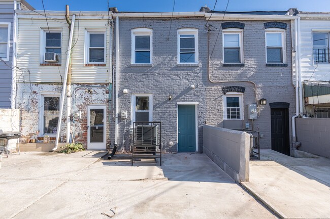 Building Photo - Newly Renovated 2 Bedroom Rowhome