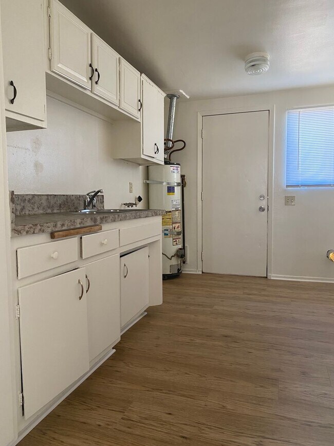 Building Photo - 687