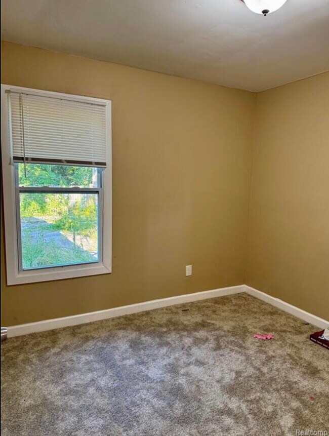 Building Photo - 18488 Fairport St