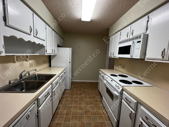 Building Photo - 604 Running Brook Rd