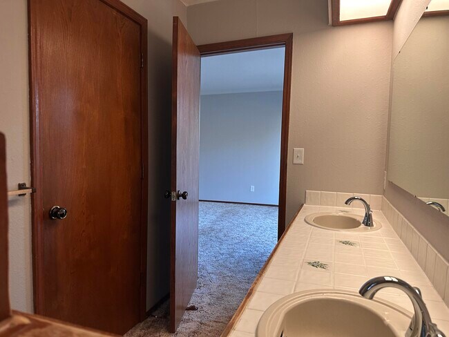 Building Photo - 216 Day Dr