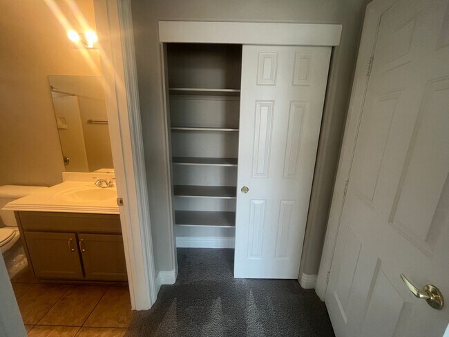 Building Photo - 2 bedroom 2 bath condo Gated community Nor...