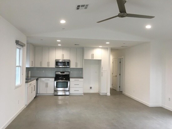 Large kitchen - 455 N Cypress St