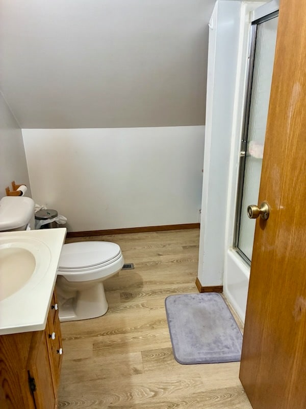 Bathroom/Full Tub with Shower - 1220 W Packard St