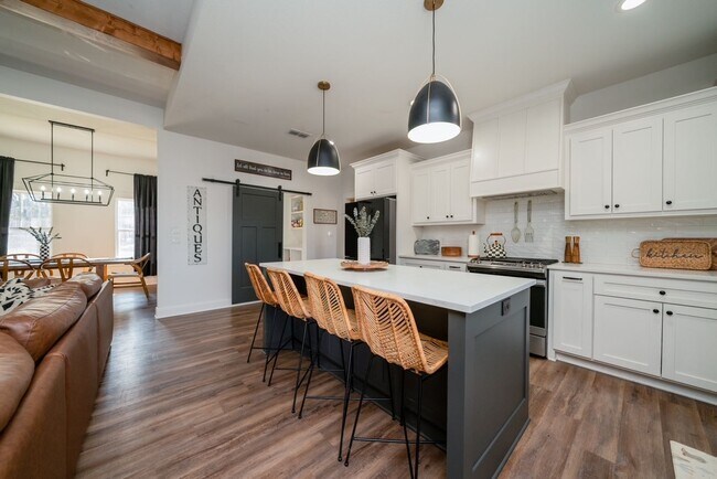 Building Photo - STUNNING modern farmhouse built in 2022 on 1 acre just outside the city limits of Tyler!