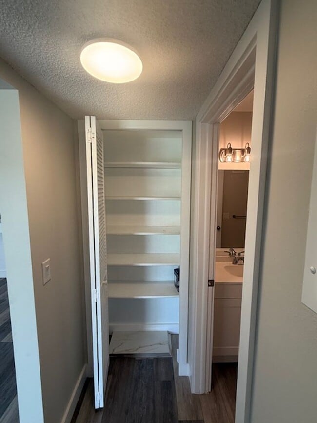 Building Photo - 2 Bedroom/1 Bathroom Apartment