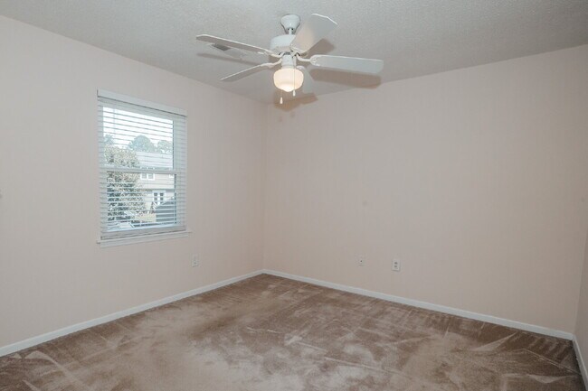 Building Photo - Beautiful 3-Bedroom Townhome in Convenient West Ashley Location!