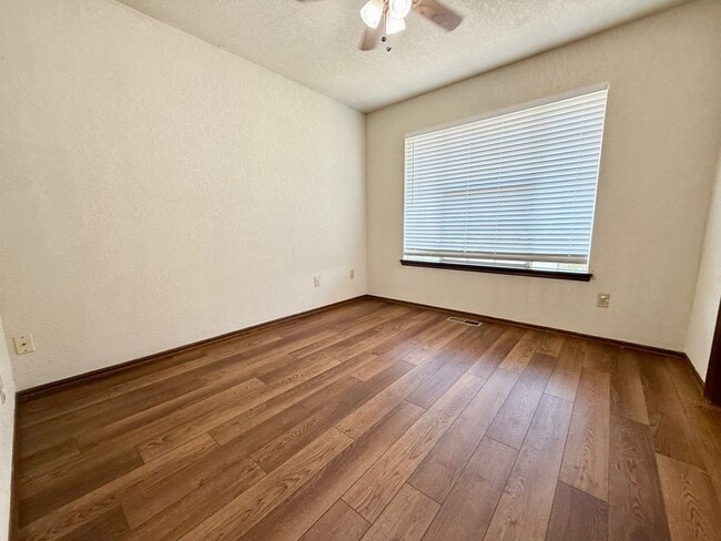 Building Photo - Great Family Home, Great Neighborhood