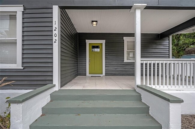 Building Photo - 1202 E Giddens Ave