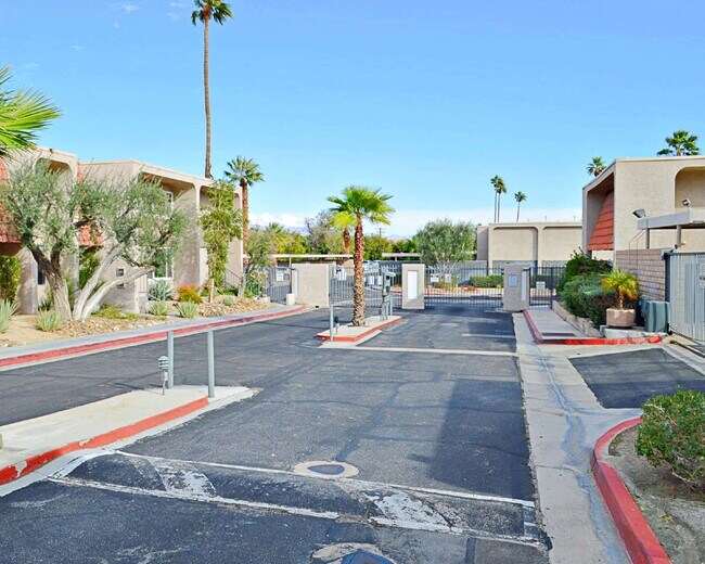 Building Photo - "Discover Your Oasis: Spacious 3-Bed Condo with Granite Touches in Palm Springs!"