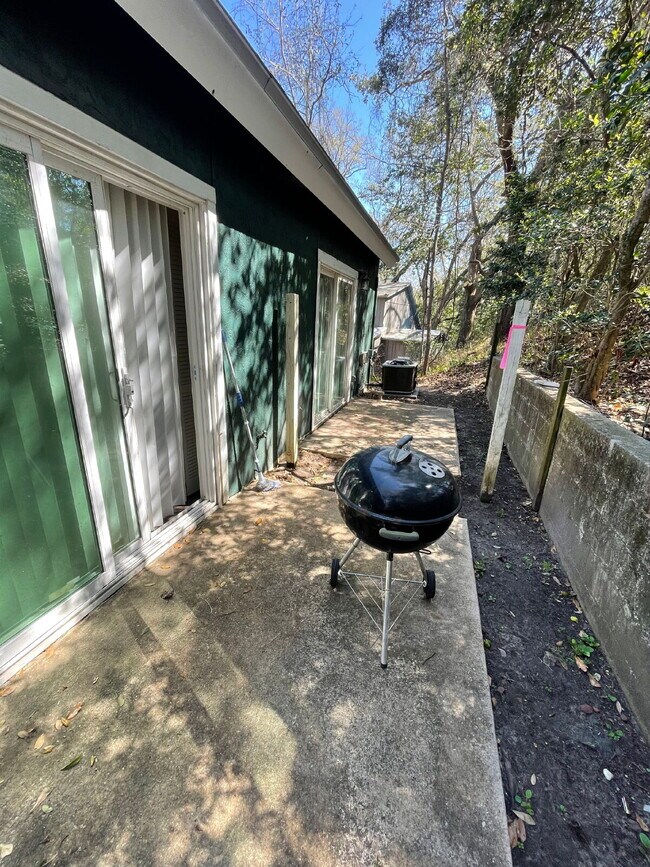 Building Photo - Affordable 2/1 Off Ocala