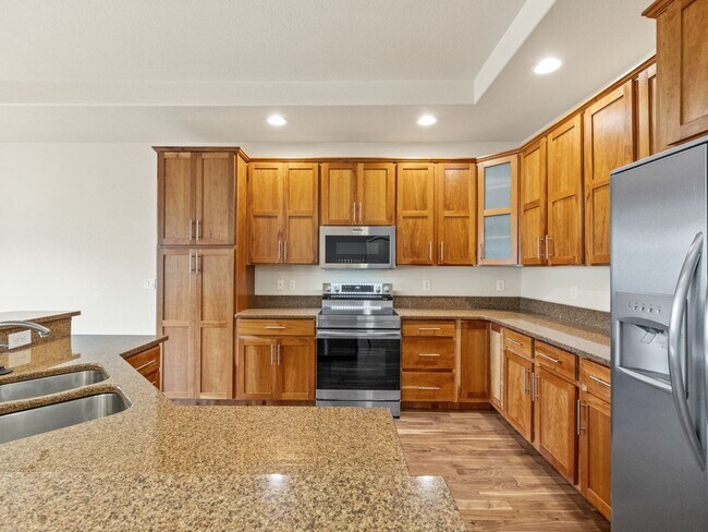 Building Photo - Exceptionally Spacious in the Pointe!