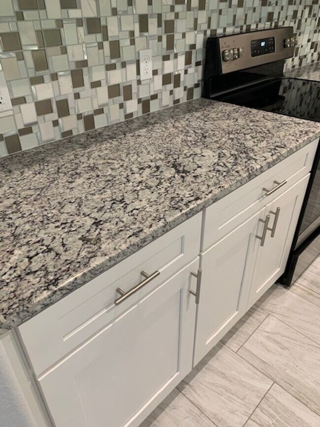 Building Photo - 8 Llosee Ct