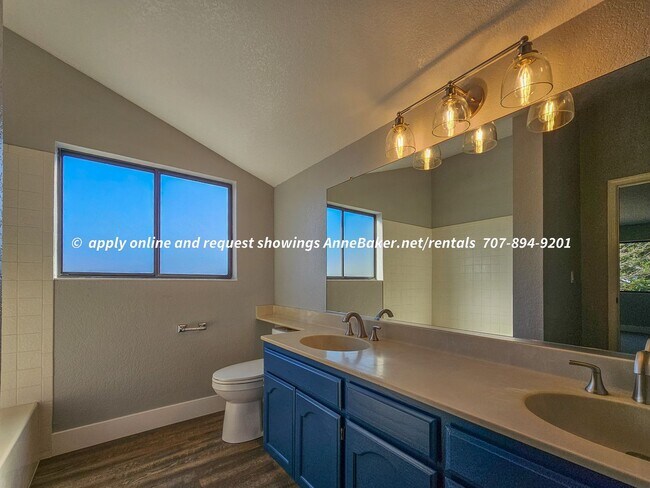 Building Photo - Newly Updated - New Appliances, Flooring, ...