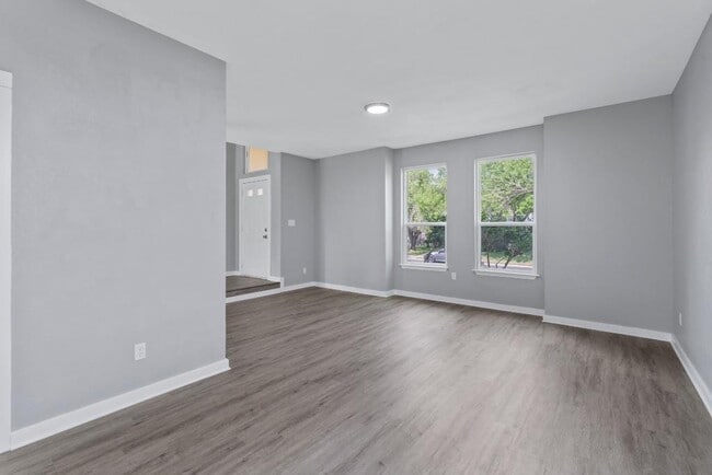 Building Photo - 700 Creekmont Dr