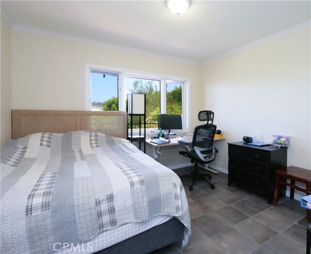 Building Photo - 345 Palos Verdes Dr W