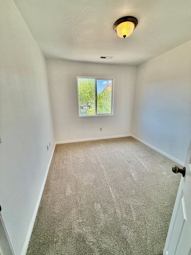 Building Photo - Redone Lexington Hills Townhome