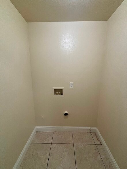 Building Photo - 8634 Menlo Ave