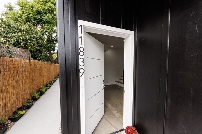 Building Photo - Brand-New Luxury Townhomes in NoHo