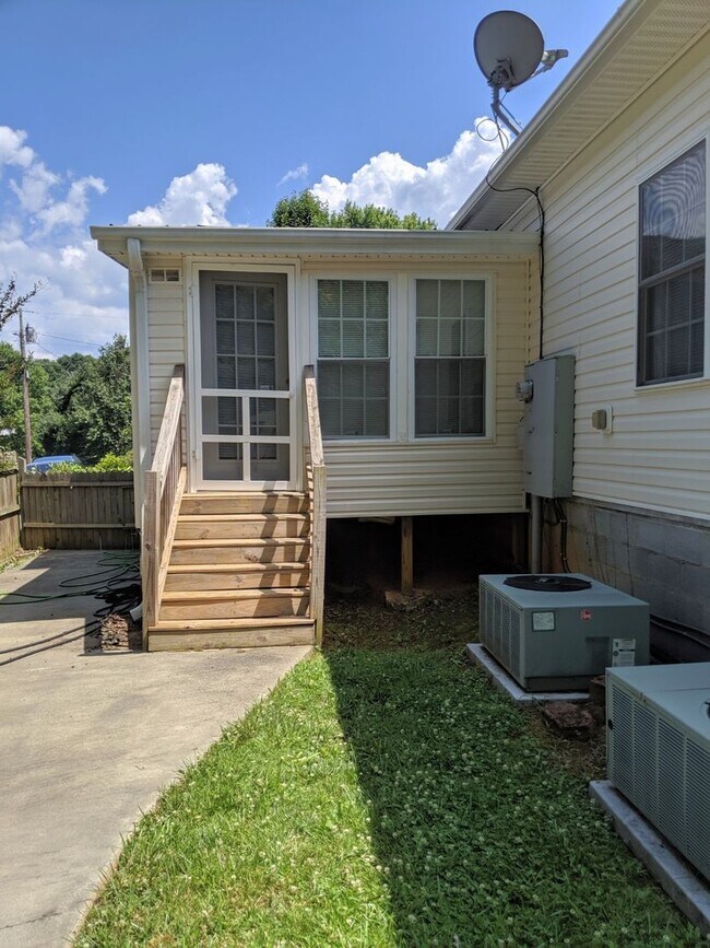 Building Photo - ONE BEDROOM RENTAL! **ALL UTILITES INCLUDED**