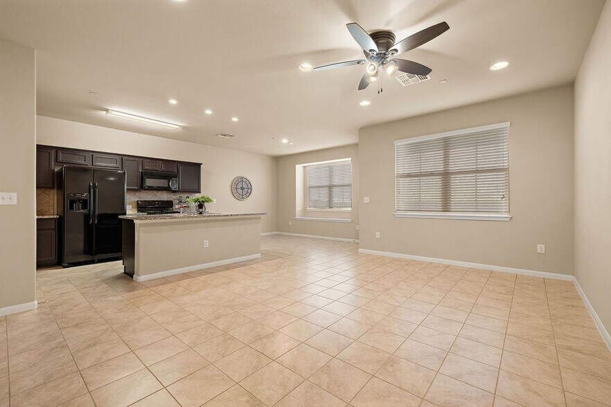 Building Photo - 2880 Donnell Dr