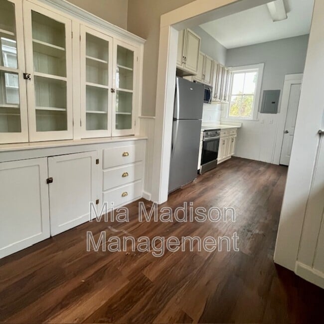 Building Photo - 123 E 40th St