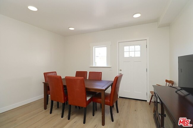 Building Photo - 2739 S Budlong Ave