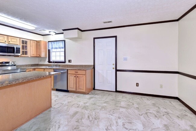 Building Photo - Lovely 2-Bedroom, 1.5-Bath End Unit Townho...