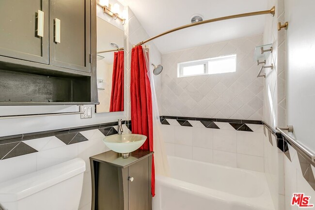 Building Photo - 325 Vernon Ave