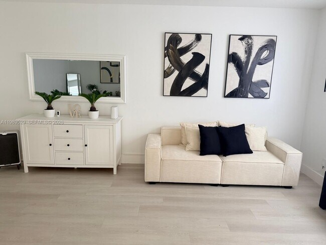 Building Photo - 1022 NE 42nd Terrace