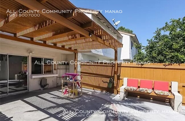 Building Photo - Beautiful 3 bedroom 1.5 bath Townhouse