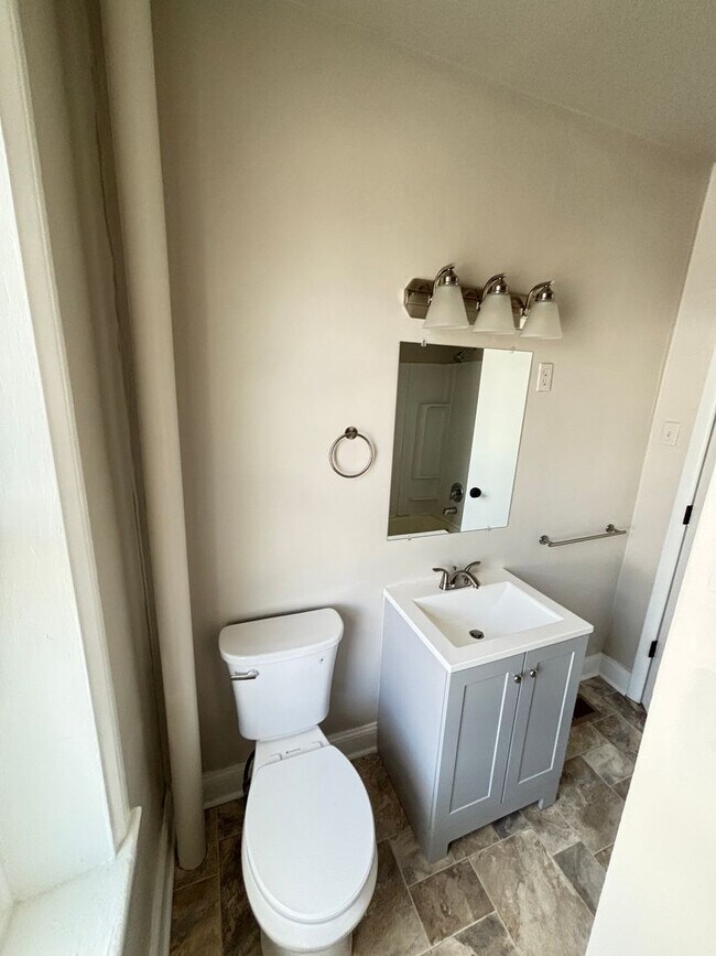Building Photo - 2 BR Home Available in Catasauqua, PA