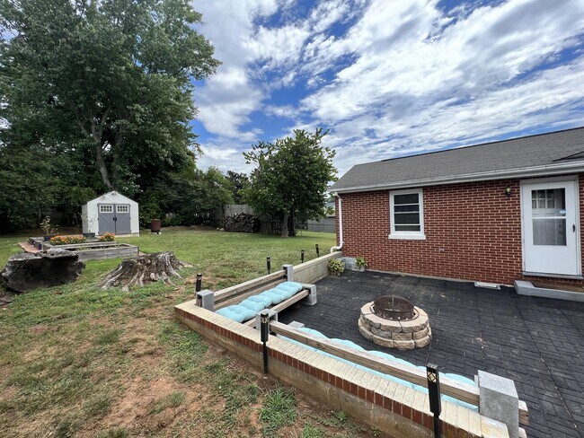 Building Photo - 1408 Gates St