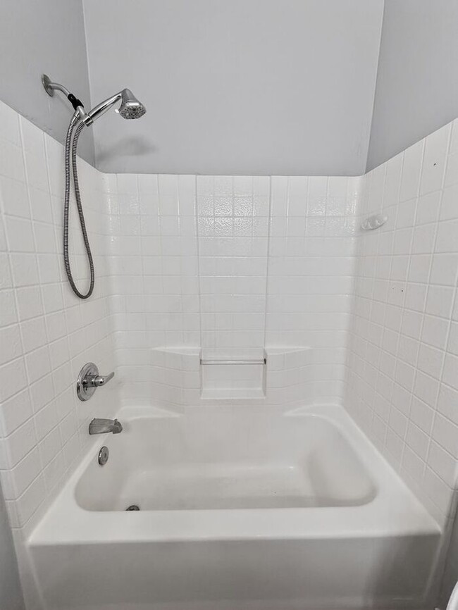 Building Photo - 4Bedroom/2.5Bath Townhome Ready for You!!