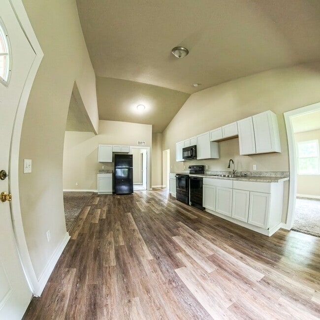Building Photo - Fully Remodeled 4 Bedroom 2.5 Bathroom