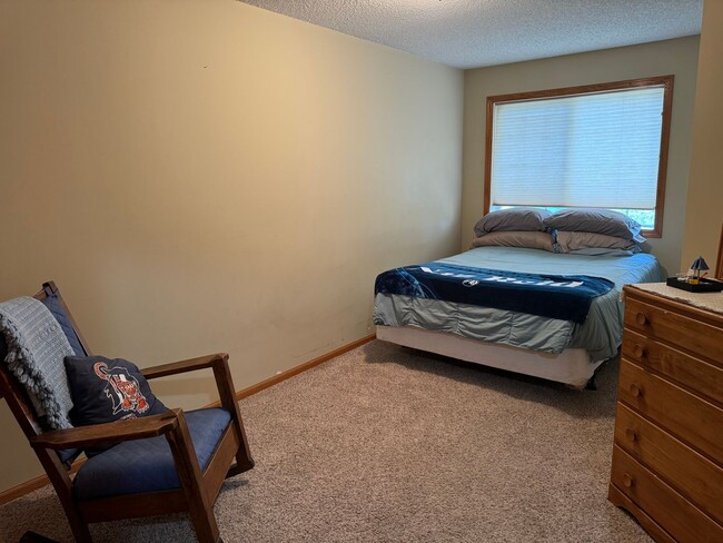 Building Photo - Great Location *2Bed*1.5Bath Townhouse - Oakdale-Available May 1