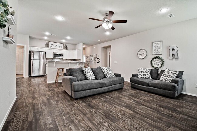 Building Photo - Beautiful + Well-Maintained Home in Benton...