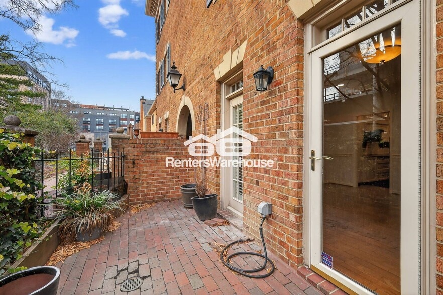 Building Photo - 986 N Royal St