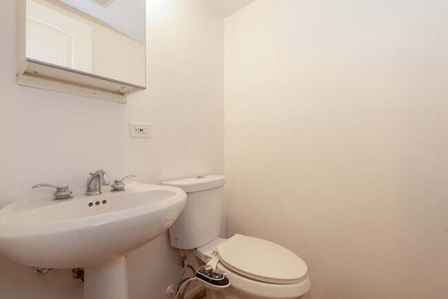 Building Photo - 1310 Kingsbury Dr