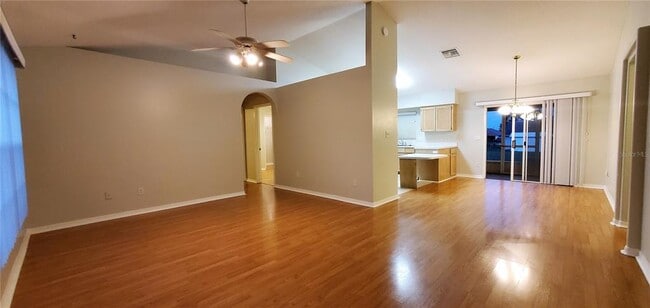 Building Photo - 913 Palm Forest Ln