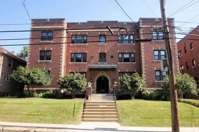 Building Photo - 769 Shady Dr E