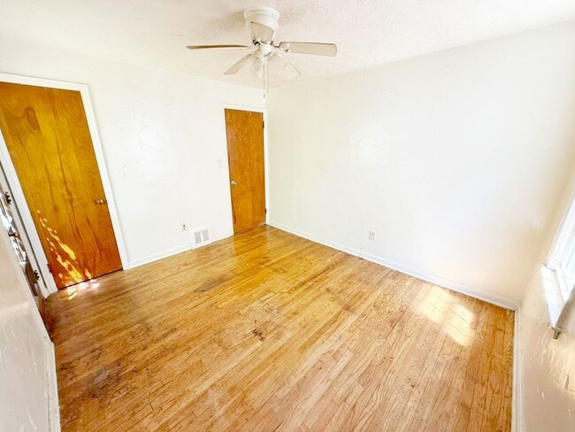 Building Photo - 3 BED 1 BATH BEAUTIFUL SINGLE FAMILY HOME ...