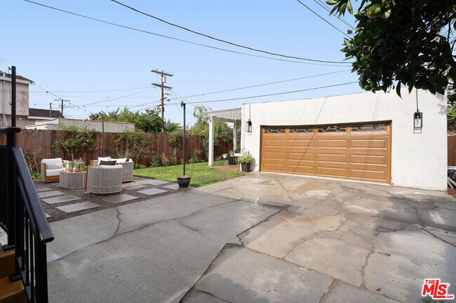 Building Photo - 607 W 111th Pl