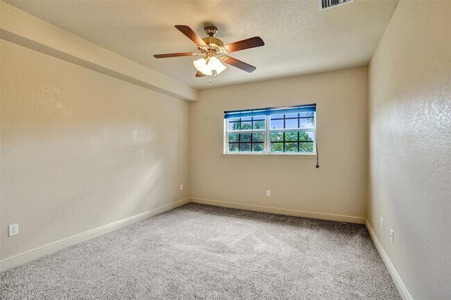 Building Photo - 624 NE 29th Dr