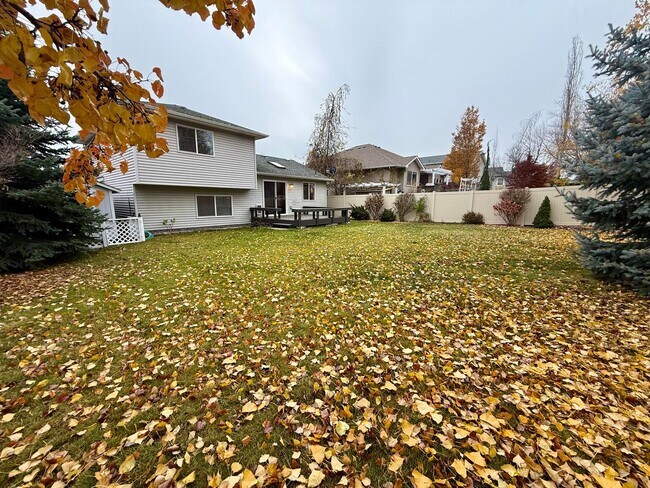 Building Photo - Stunning 3 Bed 2 Bath Eagle Ridge Home w/ Large Fenced Backyard and Raised Deck!