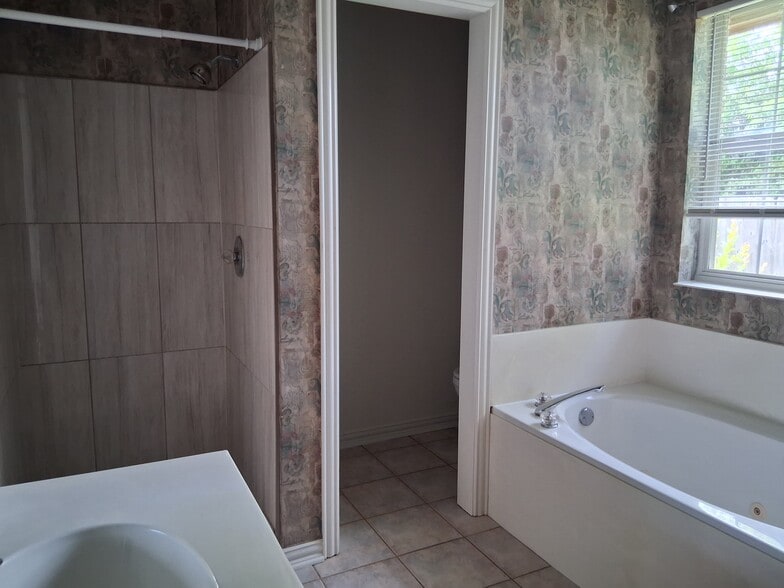 Building Photo - 1016 Brookhaven