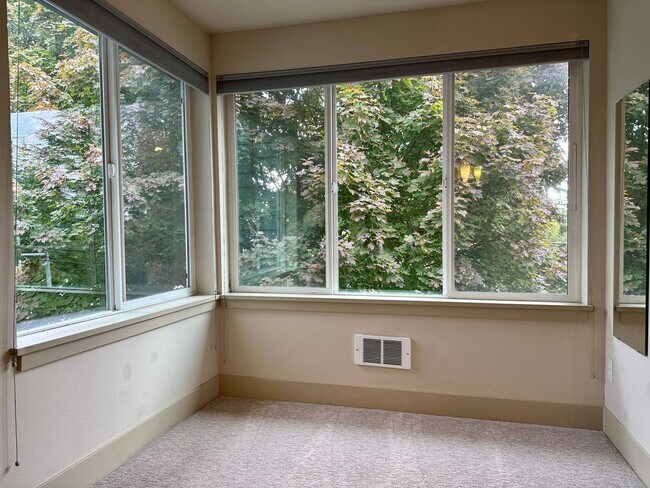 Building Photo - Enjoy pets and parking at this ideal townh...